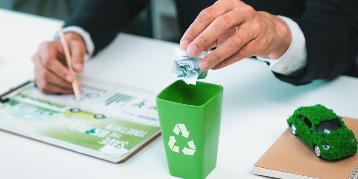 Empresário trabalhando em um projeto de gestão de resíduos para sua empresa.