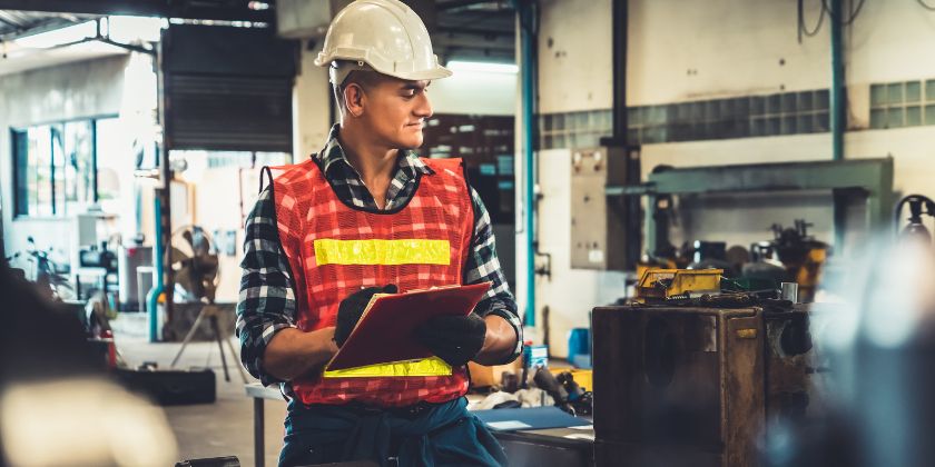 Colaborador de uma fábrica fazendo o checklist de manutenção dos equipamentos.